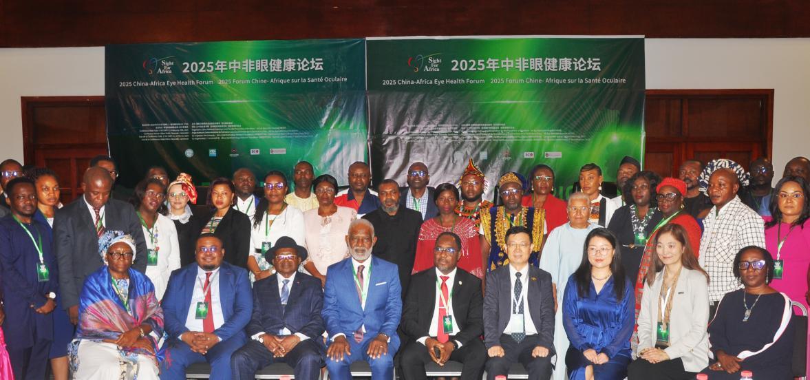 参加第六届中非眼健康论坛的中外专家学者合影留念