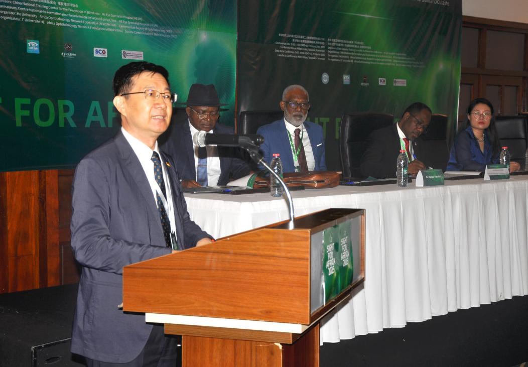 论坛主办方代表、何氏眼产业集团常务副总经理赵国华致辞