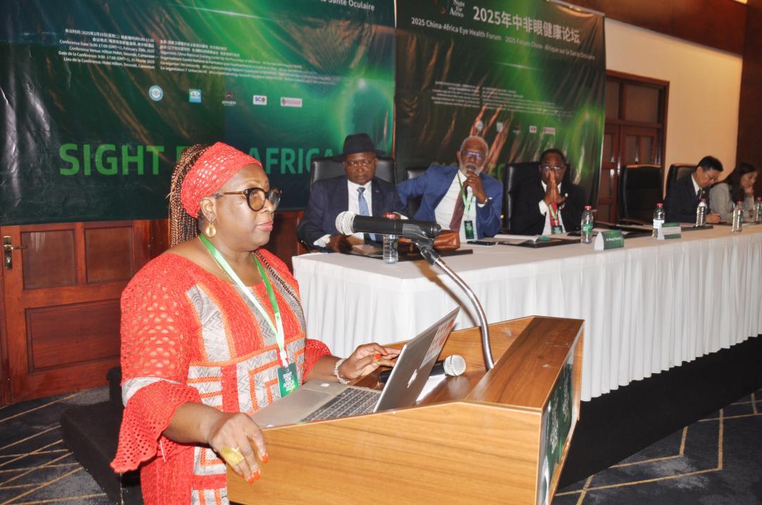 雅温得第一大学Epee Emilienne教授分享了《在学校环境中的防盲措施》