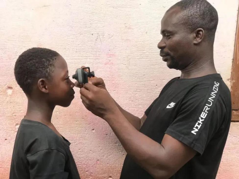 Natty使用何氏眼科提供的人工智能辅助便携式裂隙灯开展学校眼健康筛查