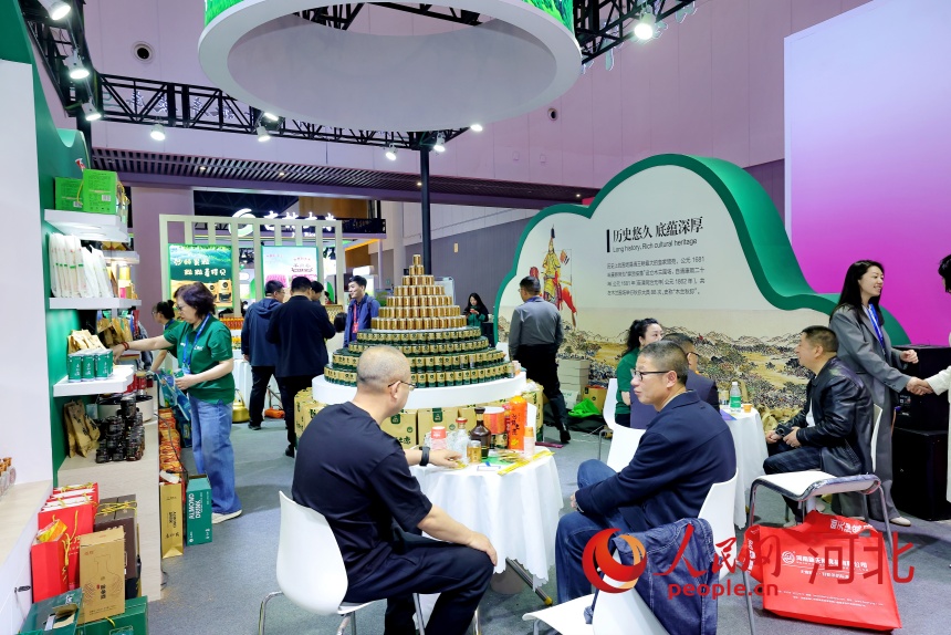第112届全国糖酒商品交易会现场的围场展位。人民网记者 周博摄