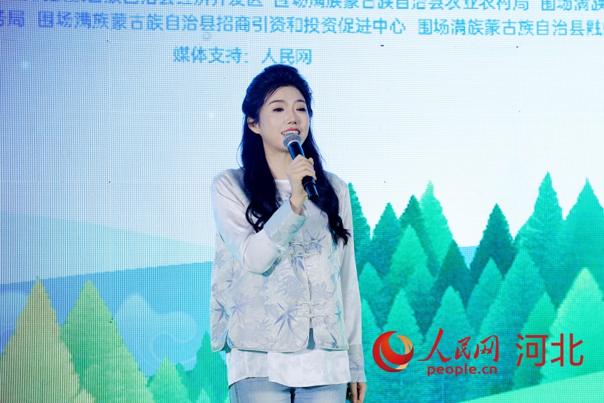 围场家乡推荐官于思齐邀请100名网友成为塞罕坝体验官。人民网记者 周博摄