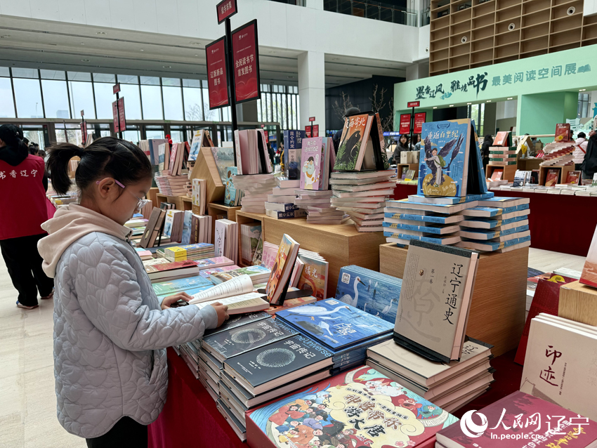 市民在读书市集上挑选心仪的书籍。