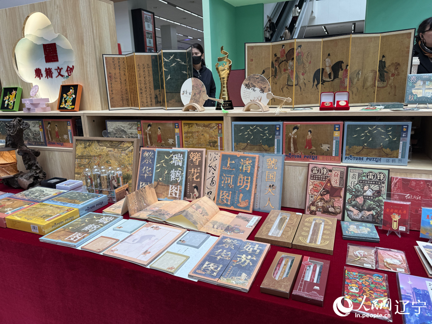 读书市集上展示的文创产品。