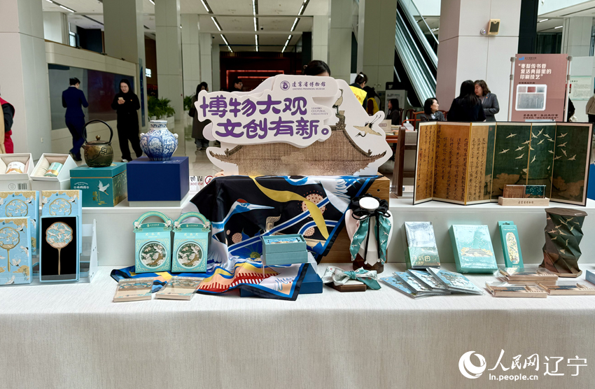 读书市集上展示的文创产品。
