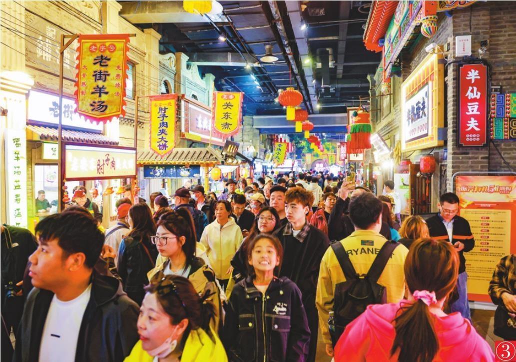 5月1日，丹东市安东老街夜经济热度飙升，尽显城市活力。本报特约记者 周广庆 摄