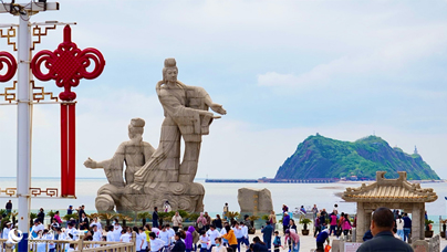 锦州：笔架奇峰连山海 生态修复焕新颜近年来，锦州市不断加强海洋生态治理和海岸线等生态资源保护修复，对笔架山实施了系列生态修复项目。