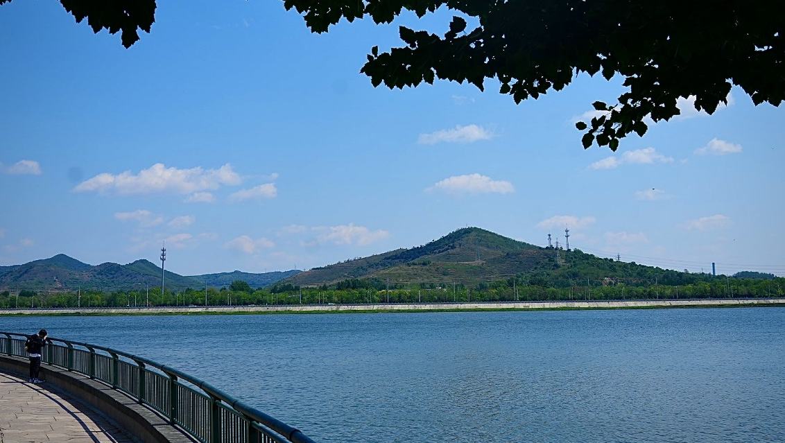 宜居锦州：绿水青山入画来近年来，锦州市坚持治山、治水、治城一体推进，将生态修复成果转化为市民触手可及的幸福生活。