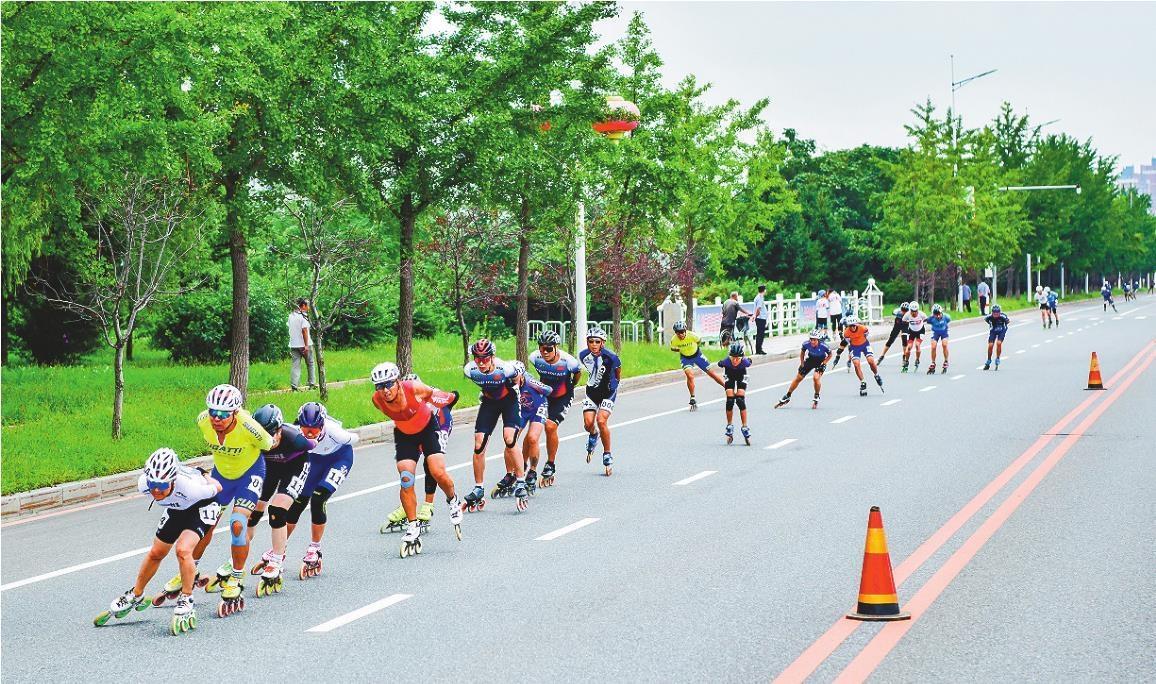 800余名轮滑运动爱好者参加第二届辽宁省轮滑节鸭绿江速度轮滑马拉松公开赛。