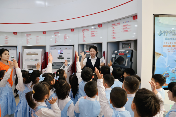 工商银行大连市分行举办“童心筑梦庆六一财智启航乐成长”研学活动，打造少儿特色服务品牌，展现金融服务的温度与担当。