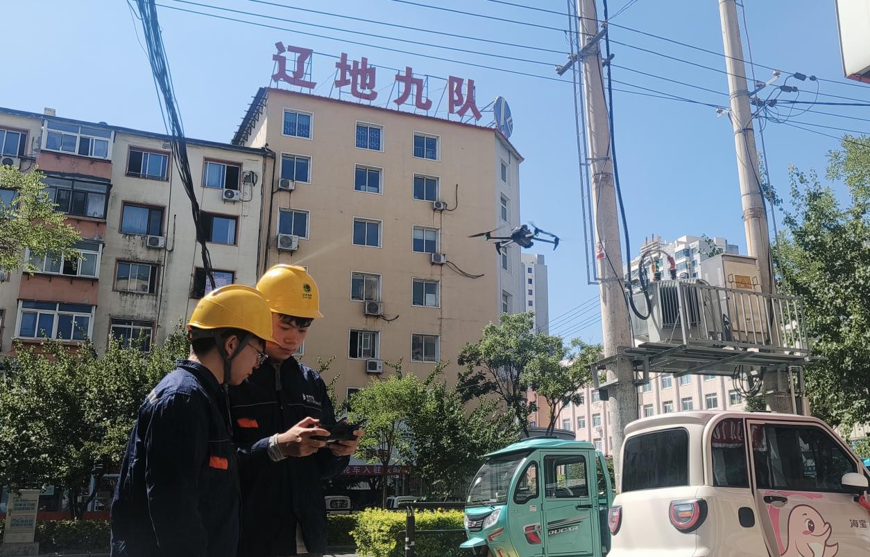 图为供电员工使用无人机巡视10千伏城内线
