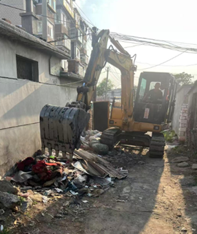 挖掘机正在清理垃圾。长兴路社区供图