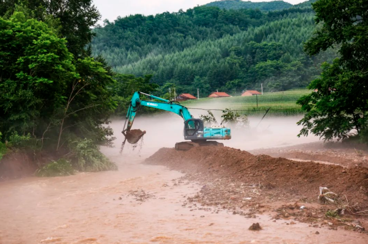 挖掘機對河道進行搶修。丹東市委網信辦供圖