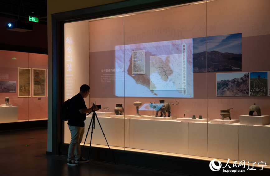 市民在辽宁省博物馆拍照。人民网记者 邱宇哲摄