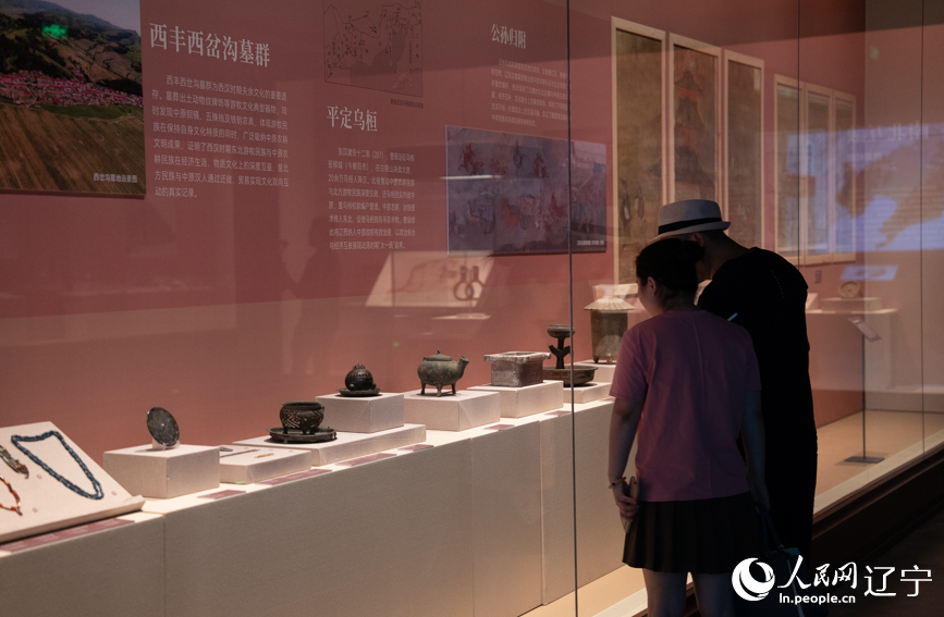 市民在辽宁省博物馆观看展品。人民网记者 邱宇哲摄