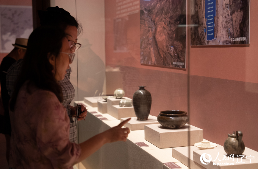 市民在遼寧省博物館觀看展品。人民網記者 邱宇哲攝