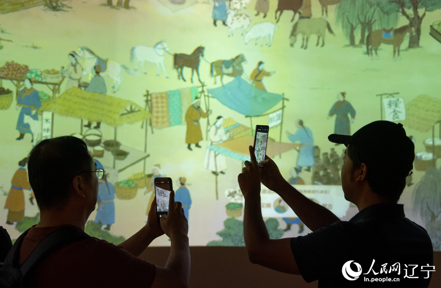 市民在辽宁省博物馆拍照。人民网记者 邱宇哲摄