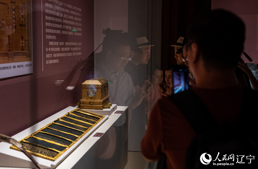 市民在辽宁省博物馆观看展品。人民网记者 邱宇哲摄