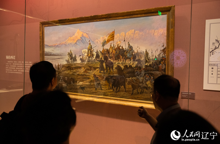 市民在辽宁省博物馆观看展品。人民网记者 邱宇哲摄