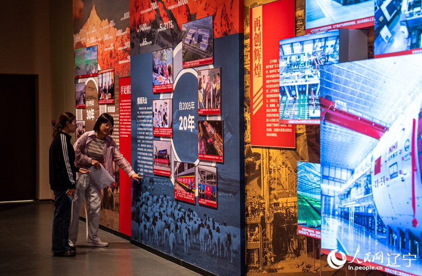 市民在辽宁省博物馆观看展品。人民网记者 邱宇哲摄