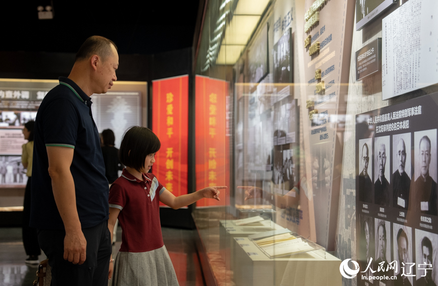 家長帶著小朋友在展廳內駐足觀看。人民網記者 邱宇哲攝