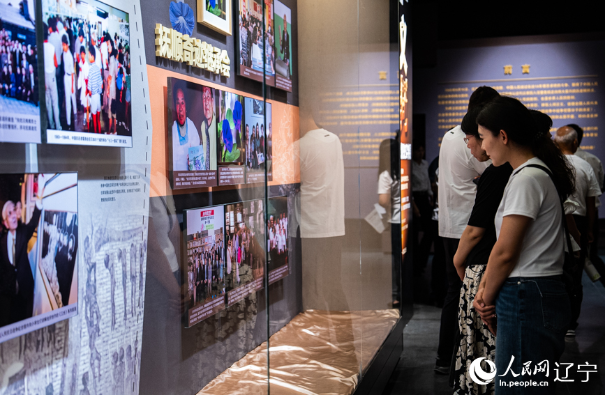 市民參觀“正義審判——新中國審判日本戰犯史實特展”。人民網記者 邱宇哲攝