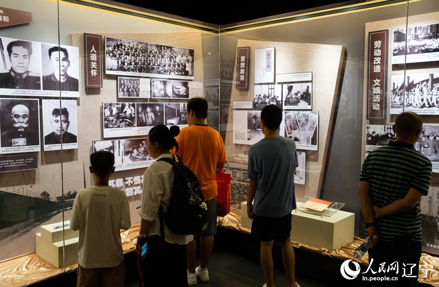 市民參觀“正義審判——新中國審判日本戰犯史實特展”。人民網記者 邱宇哲攝