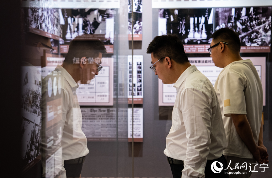 市民參觀“正義審判——新中國審判日本戰犯史實特展”。人民網記者 邱宇哲攝