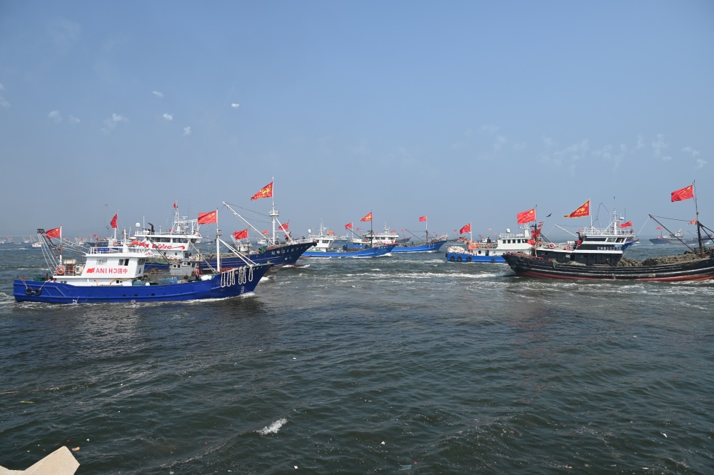百余艘渔船同时鸣笛启航，从中心渔港驶向蔚蓝渤海。锦州市委宣传部供图