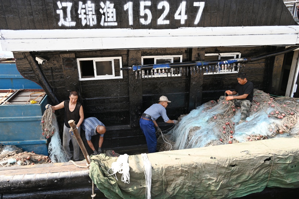 启航前，渔民在做准备工作。锦州市委宣传部供图