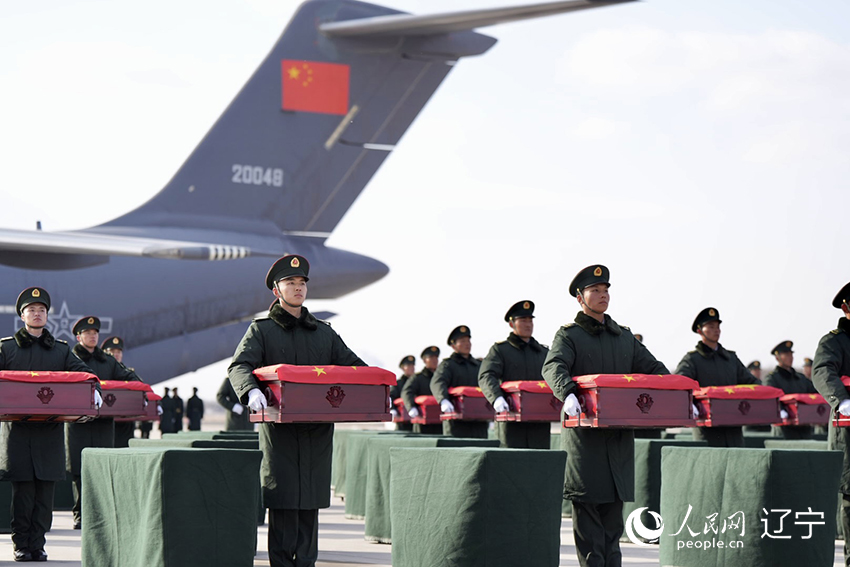 2024年11月28日,第十一批43位在韩中国人民志愿军烈士遗骸及495件遗物搭乘运—20专机回国。人民网记者 邱宇哲摄