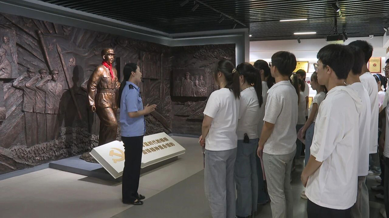 青年学子走进抚顺雷锋派出所参观雷锋精神陈列室。抚顺市委宣传部供图