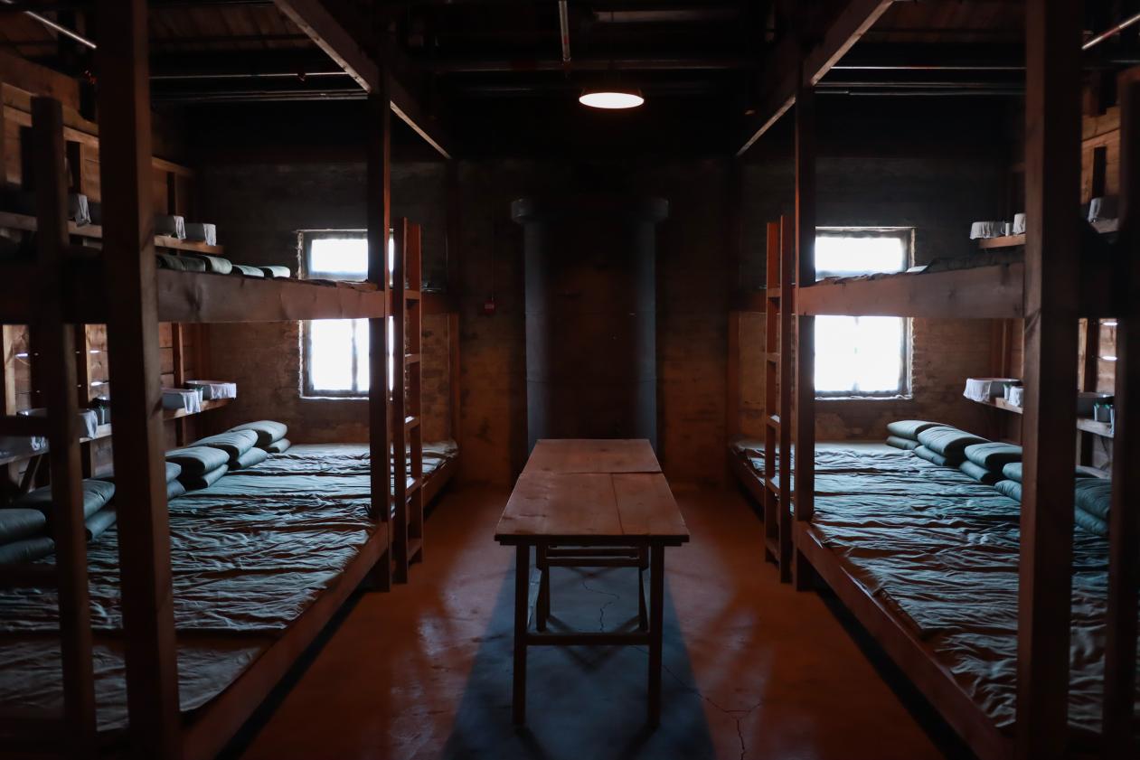 营房内复原的床铺。人民网记者 邱宇哲摄