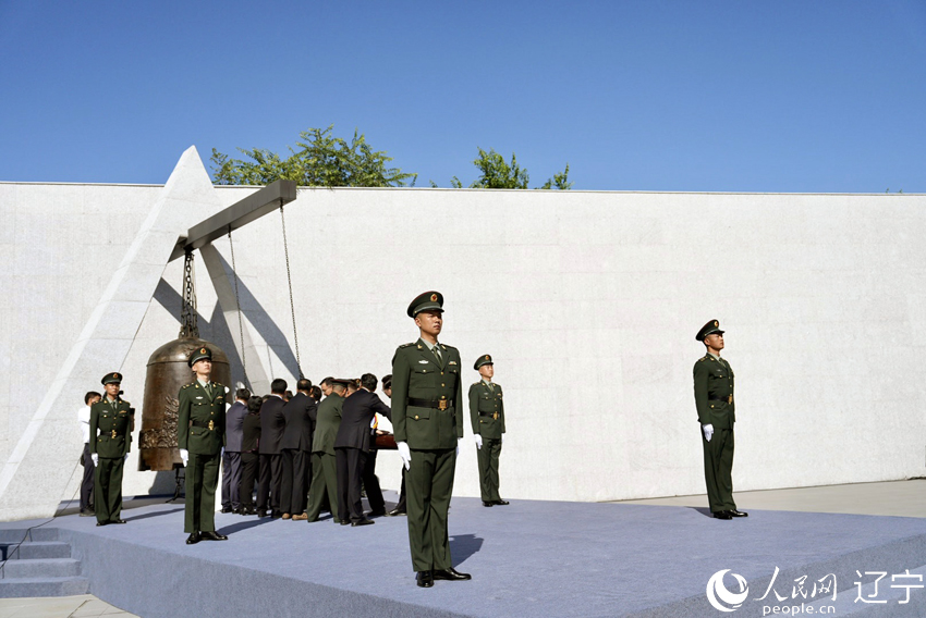 軍地領導同志和社會各界群眾代表共同撞響警世鐘。人民網記者 邱宇哲攝