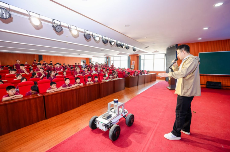 智能网联汽车大会公益科普讲座走进沈阳校园