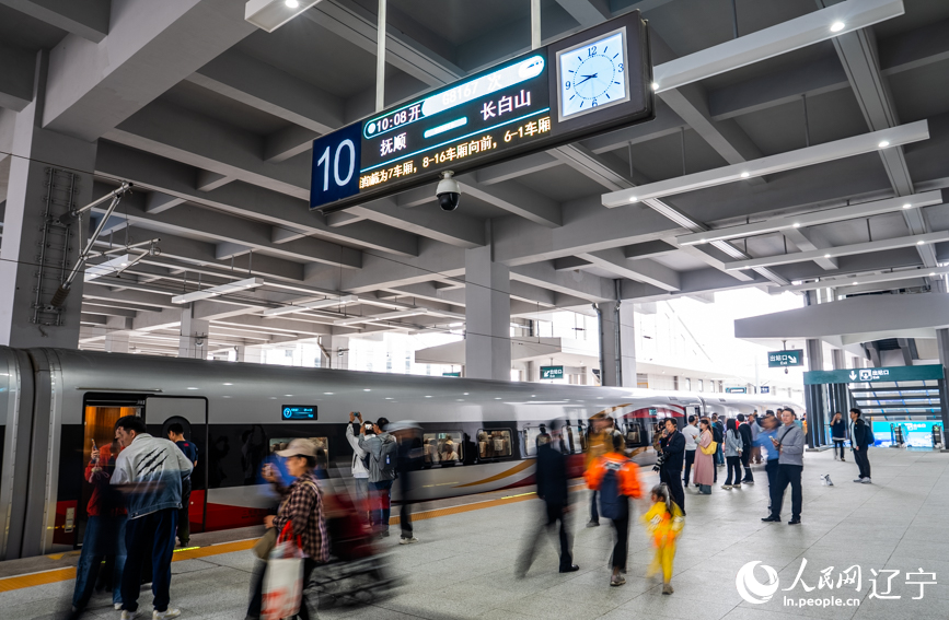 沈白高铁正式开通运营。人民网记者 邱宇哲摄