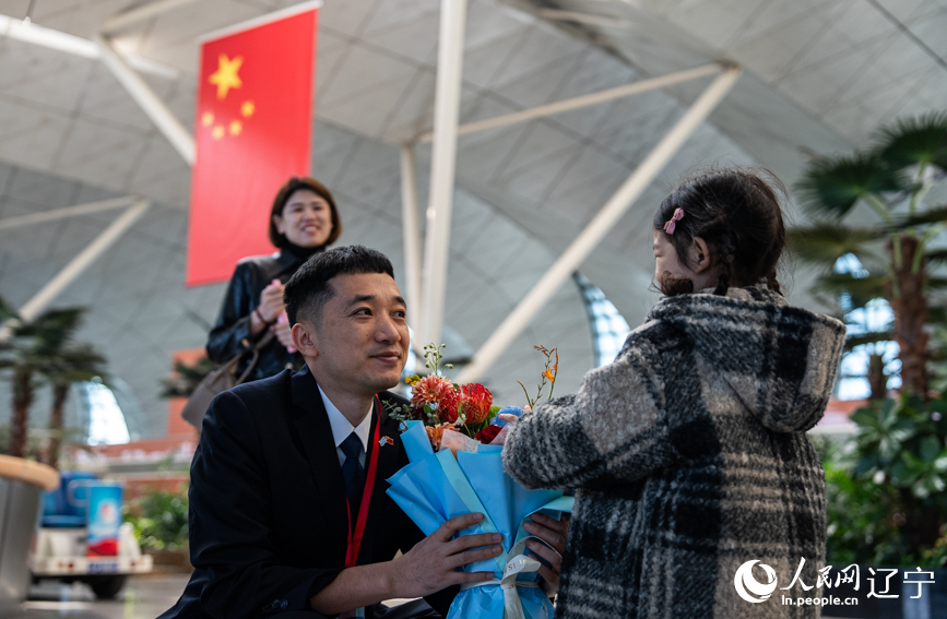 援外医疗队队员和家人。人民网记者 邱宇哲摄