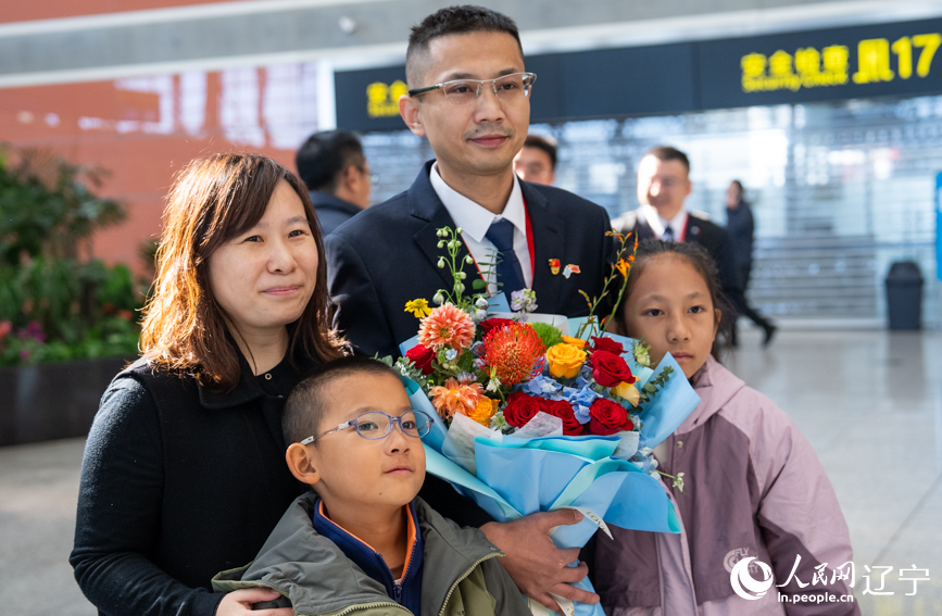 援外医疗队队员和家人。人民网记者 邱宇哲摄