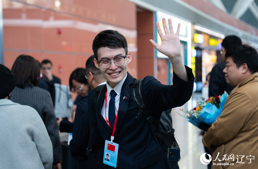 援外医疗队队员启程。人民网记者 邱宇哲摄