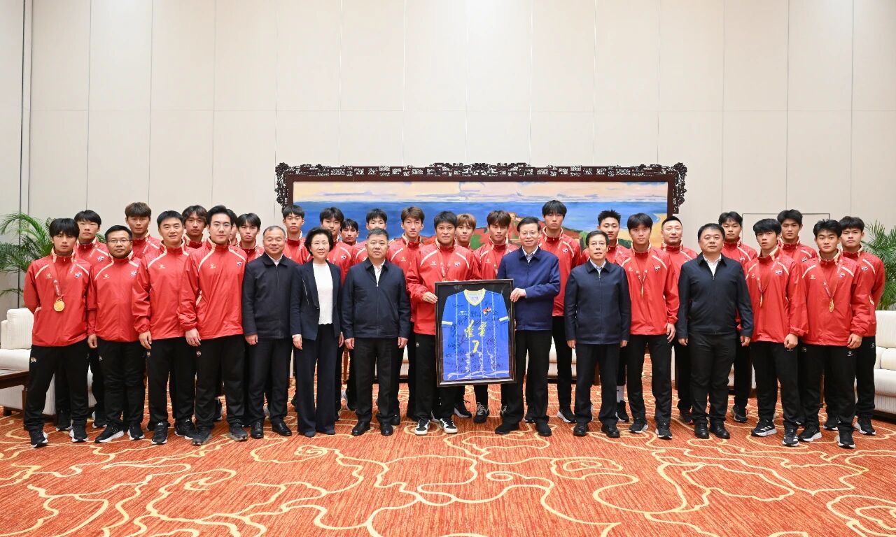 辽宁省委书记许昆林会见夺得全运会冠军的辽宁U18男子足球队。