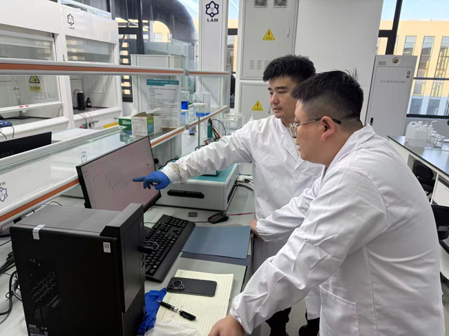 研究團隊成員在討論實驗參數。人民網記者 孝媛攝