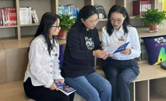 東北首家產業社區在沈陽市渾南區成立人才及社保服務整合補貼申領、職稱評定、人才認定等關鍵事項，以“隨手問”“上門辦”的貼心服務，解決人才發展后顧之憂。