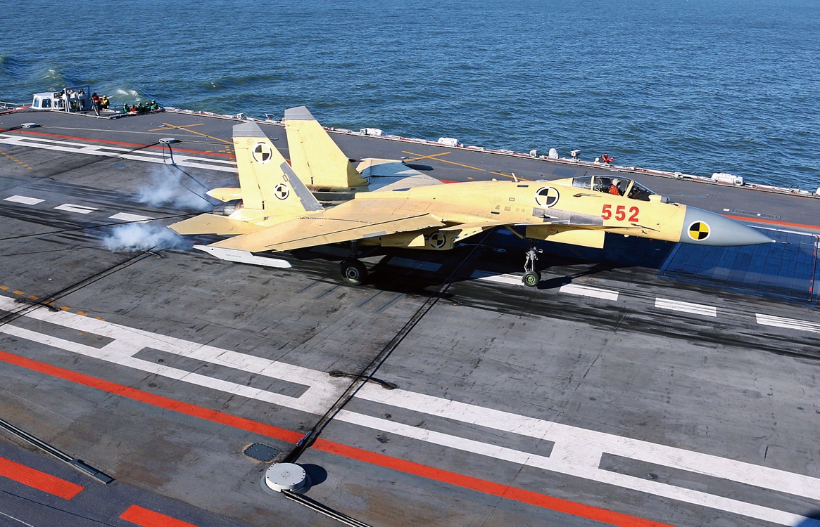 歼-15战机在辽宁舰甲板上勾住阻拦索。沈飞公司供图