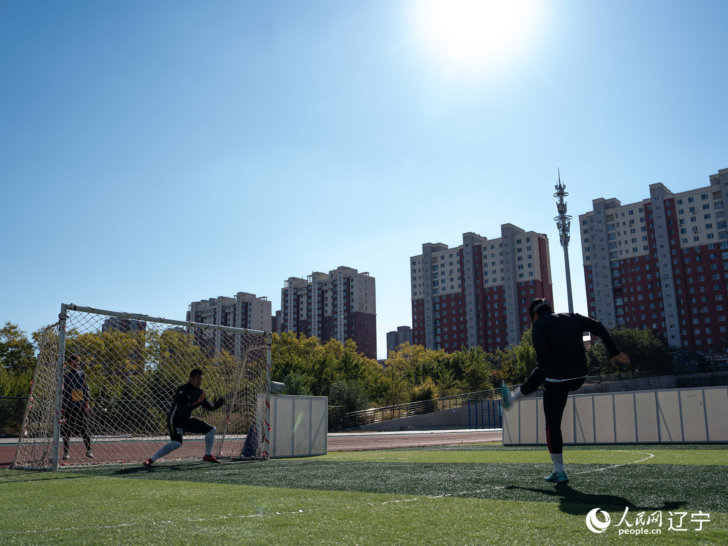 王立维练习射门。人民网记者 邱宇哲摄