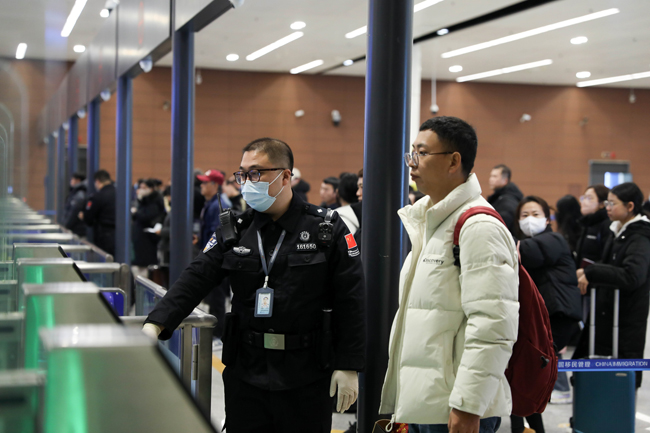 辽宁沈阳边检站高效保障旅客通关。