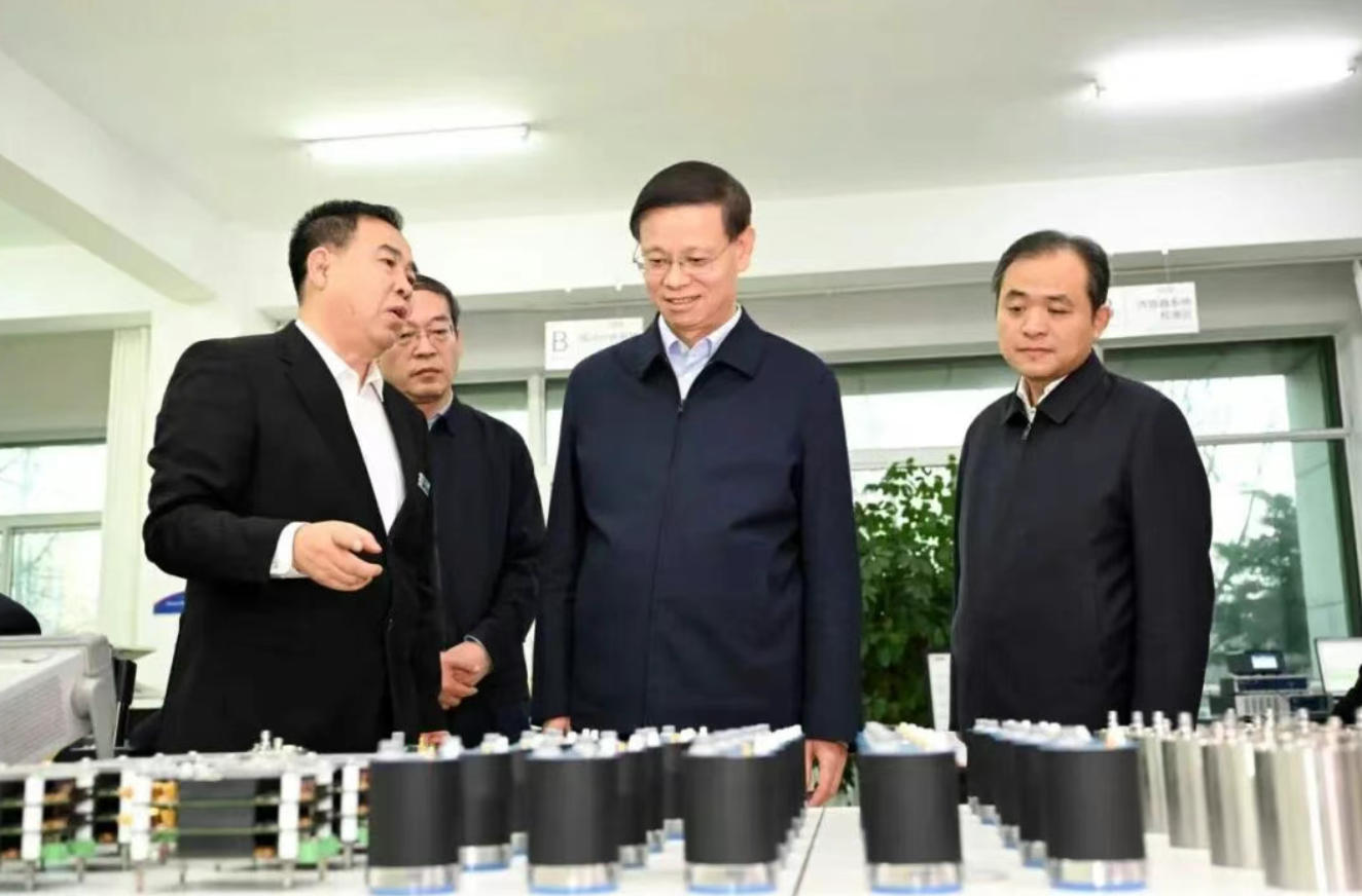 省委书记许昆林到丹东东方测控集团，了解自主创新等情况。