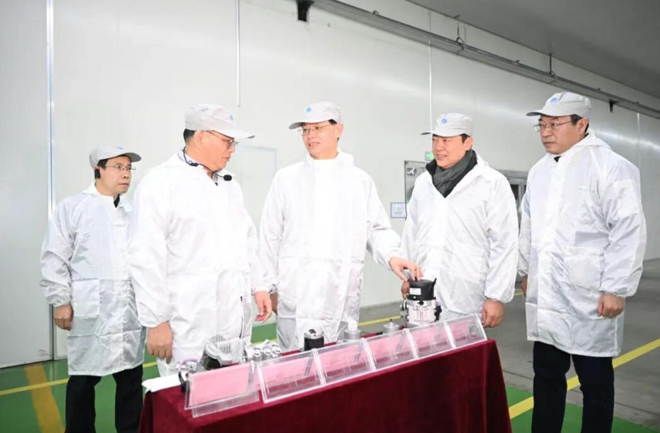 省委书记许昆林在阜新德尔汽车部件股份有限公司，察看装配车间和生产线。