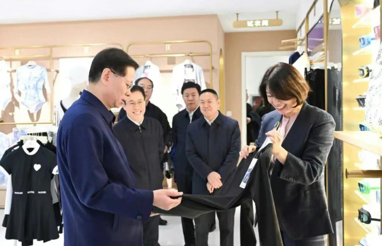 省委书记许昆林在辽宁英华纺织服饰集团有限公司，了解泳装研发设计销售等情况。