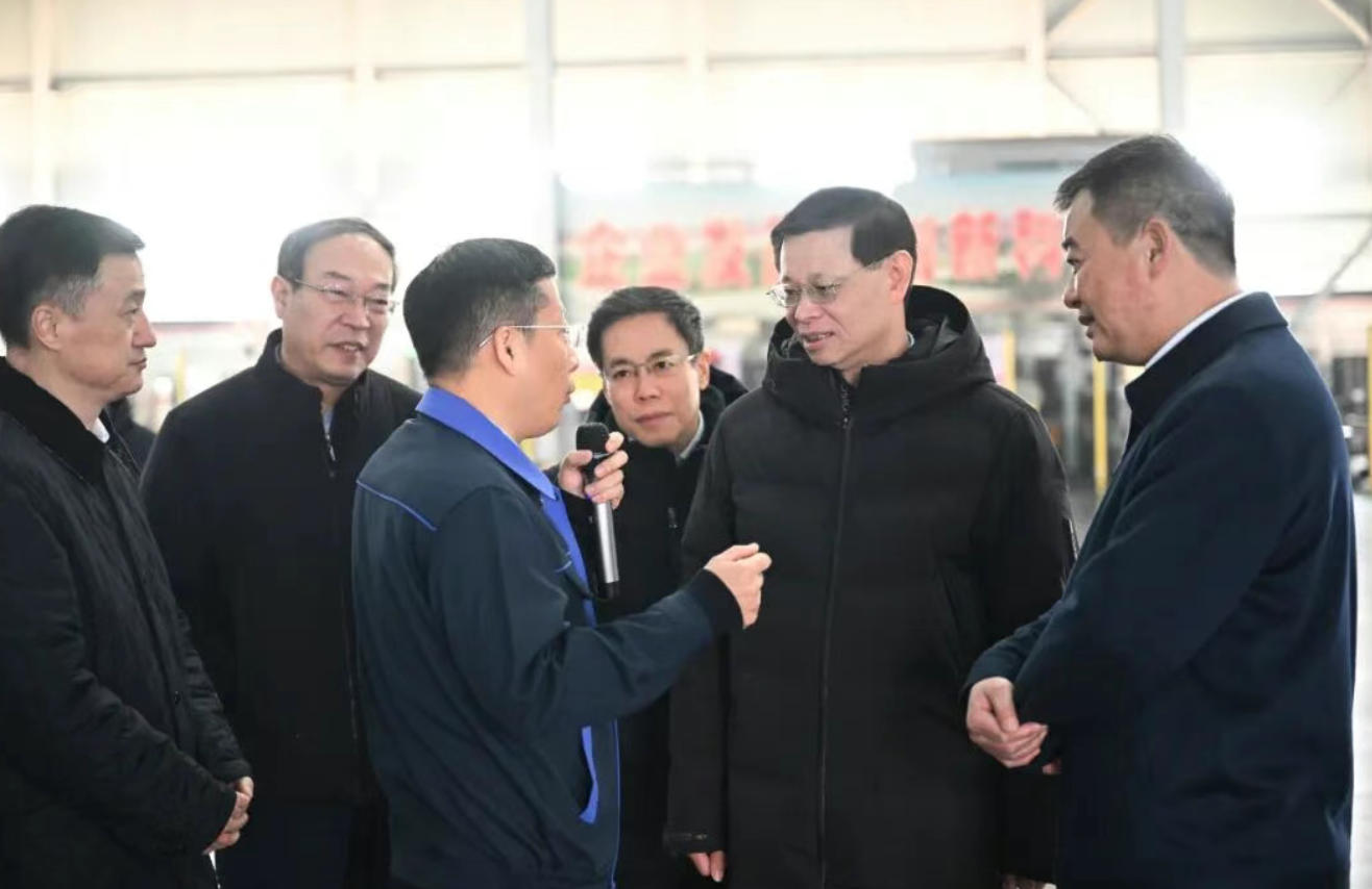 省委书记许昆林在营口金龙集团，倾听回应企业诉求。