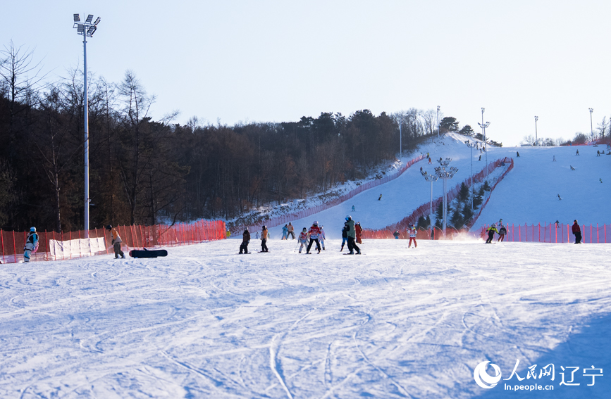 1月20日，滑雪爱好者在辽宁省沈阳市东北亚国际滑雪场滑雪。人民网记者 邱宇哲摄